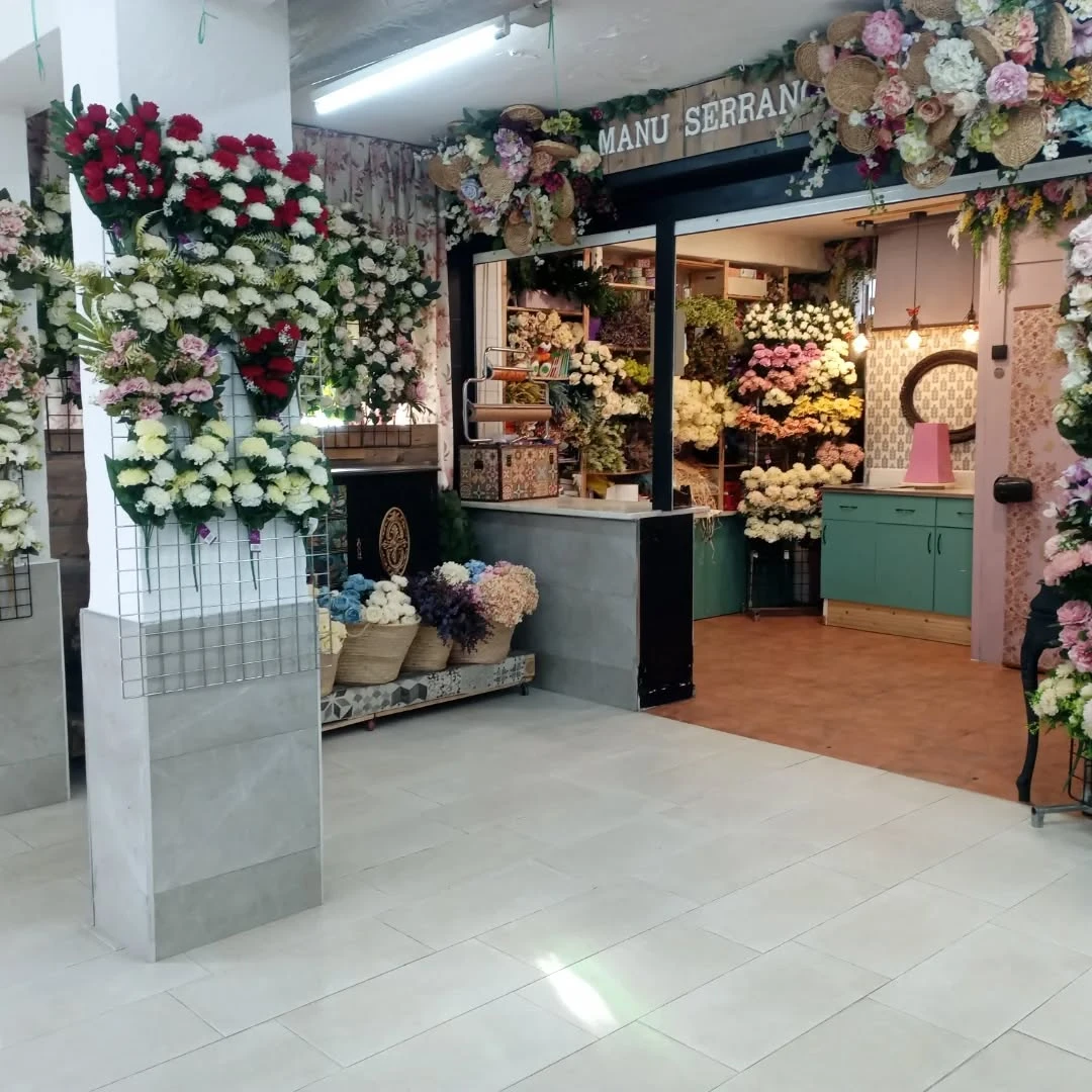 Puesto de Floristería Manu Serrano en el Mercado de Abastos de Jamilena, lleno de flores
